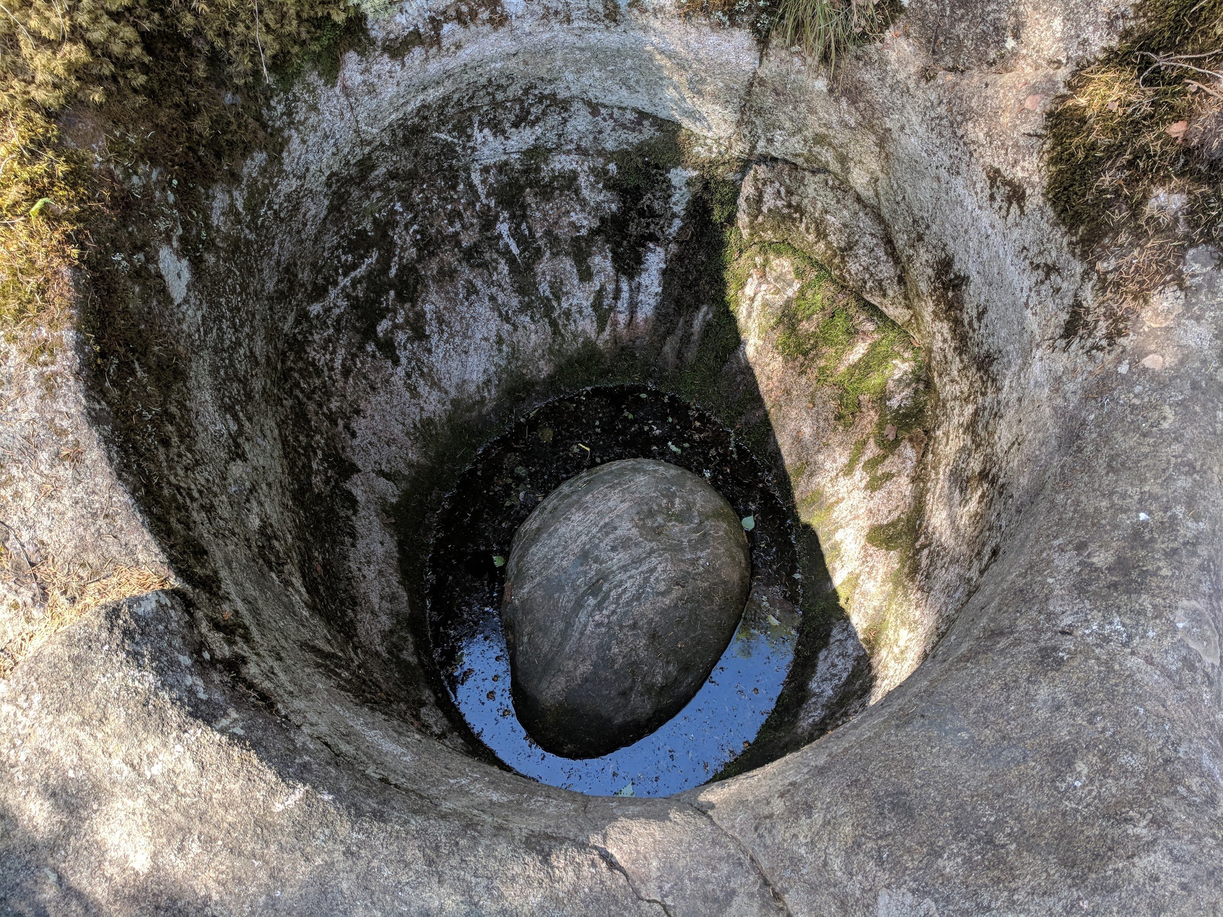 Askolan hiidenkirnut (The potholes of Askola)